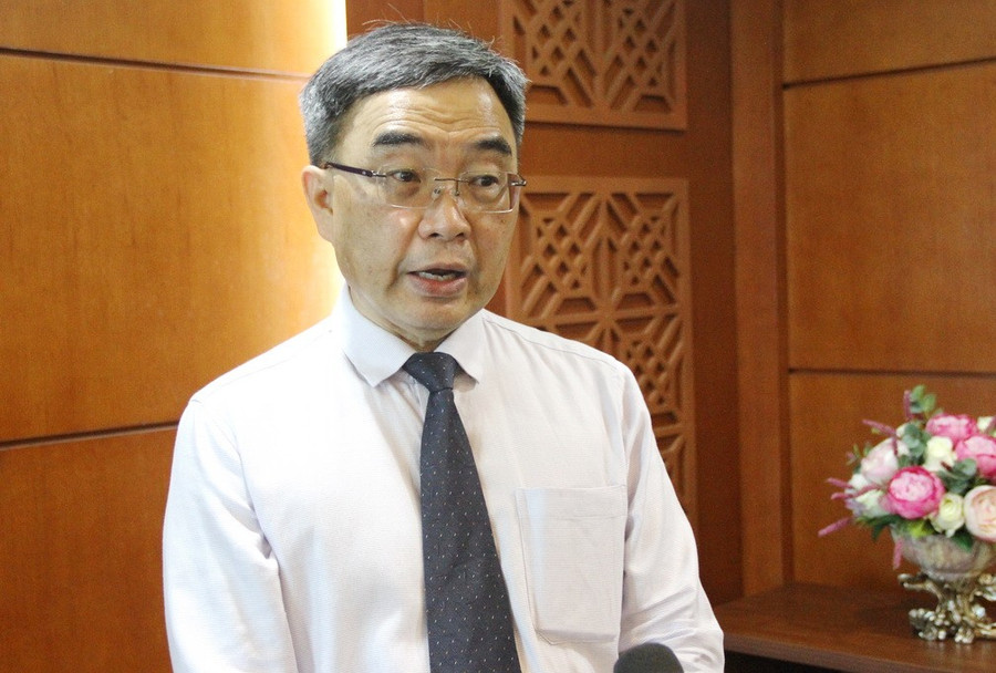 GS. Mark Goh – Đại học Quốc gia Singapore (NUS), Phó Chủ tịch Hiệp hội Nghiên cứu Tác nghiệp Singapore trao đổi bên lề hội thảo. img-4380.jpg