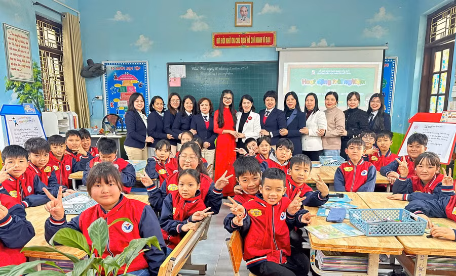 Giáo viên Trường Tiểu học Nguyễn Viết Xuân trực tiếp đứng lớp giảng dạy cho học sinh lớp 5 của Trường Tiểu học Long Xuyên.