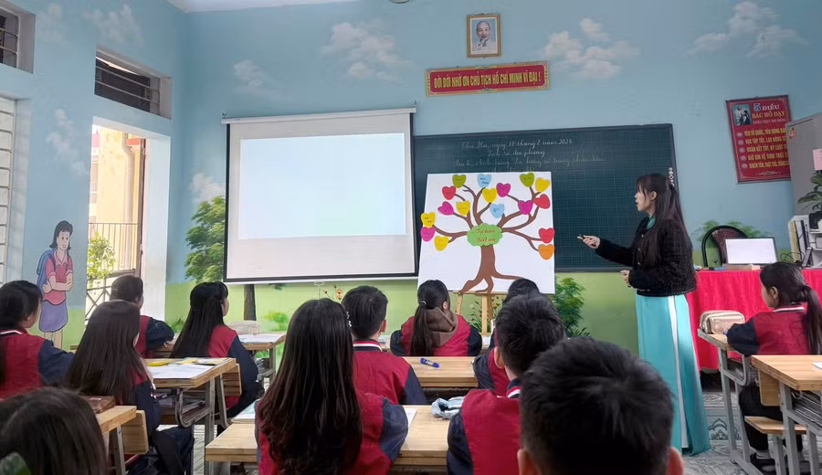 Giờ lên lớp của giáo viên Trường Tiểu học Long Xuyên (Phúc Thọ, Hà Nội).