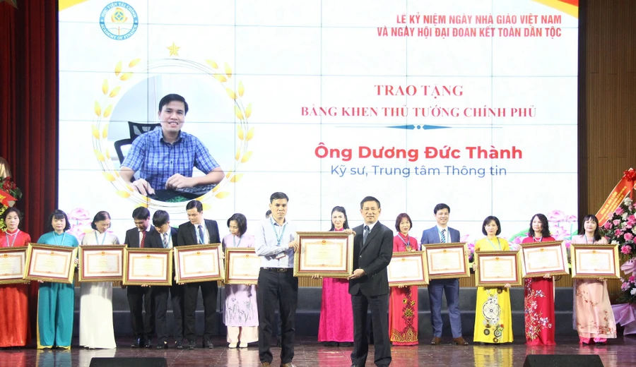 Phó Thủ tướng, Bộ trưởng Bộ Tài chính Hồ Đức Phớc trao Bằng khen của Thủ tướng Chính phủ cho các tập thể và cá nhân của Học viện Tài chính.