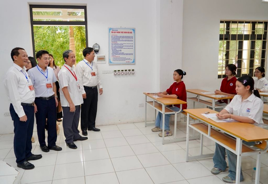 Bộ trưởng Nguyễn Kim Sơn và đoàn công tác kiểm tra phòng thi tại điểm thi Trường THPT Hai Bà Trưng (Vĩnh Phúc). botruongnguyenkimson-2.jpg