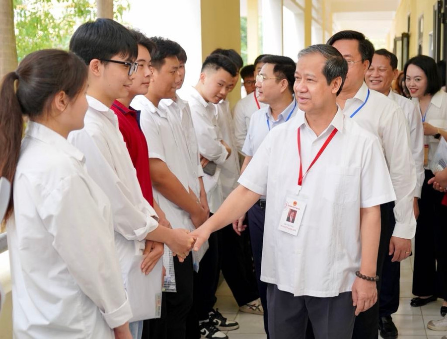 Bộ trưởng Nguyễn Kim Sơn động viên, chúc thí sinh làm bài thi tốt nghiệp thật tốt