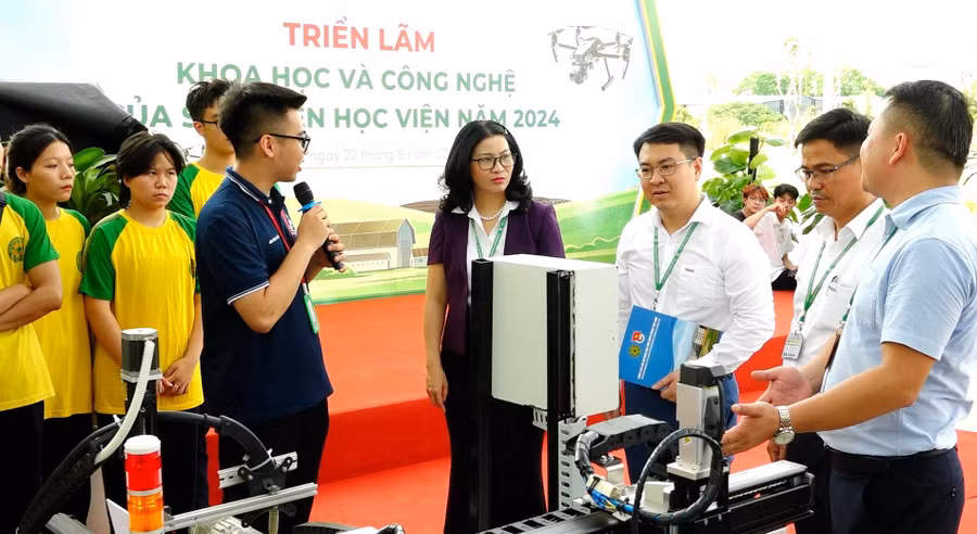 GS.TS Nguyễn Thị Lan - Giám đốc Học viện Nông nghiệp Việt Nam (áo tím) thăm khu trưng bày các sản phẩm nghiên cứu khoa học của sinh viên.