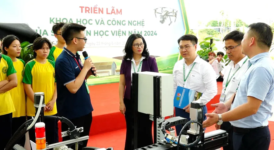 GS.TS Nguyễn Thị Lan - Giám đốc Học viện Nông nghiệp Việt Nam (áo tím) thăm khu trưng bày các sản phẩm nghiên cứu khoa học của sinh viên.