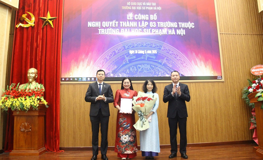 Ban Giám hiệu Trường Đại học Sư phạm Hà Nội trao quyết định thành lập Trường Khoa học phát triển trẻ thơ. 