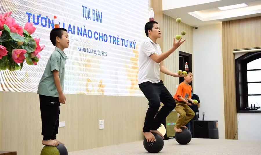 Trẻ tự kỷ của Trung tâm Hoa xuyến chi (Bắc Giang) biểu diễn trước khi Tọa đàm "Tương lai nào cho trẻ tự kỷ?" được diễn ra. Ảnh: THẾ DƯƠNG.