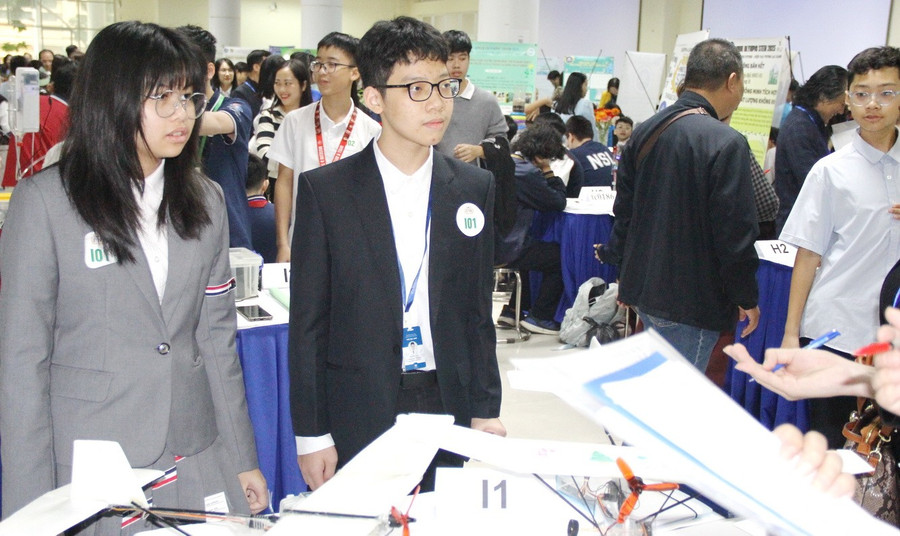 Nguyễn Minh Hạnh và Nguyễn Bình – học sinh lớp 7B1, Trường Vinschool Metropolis lắng nghe nhận xét của Ban giám khảo.