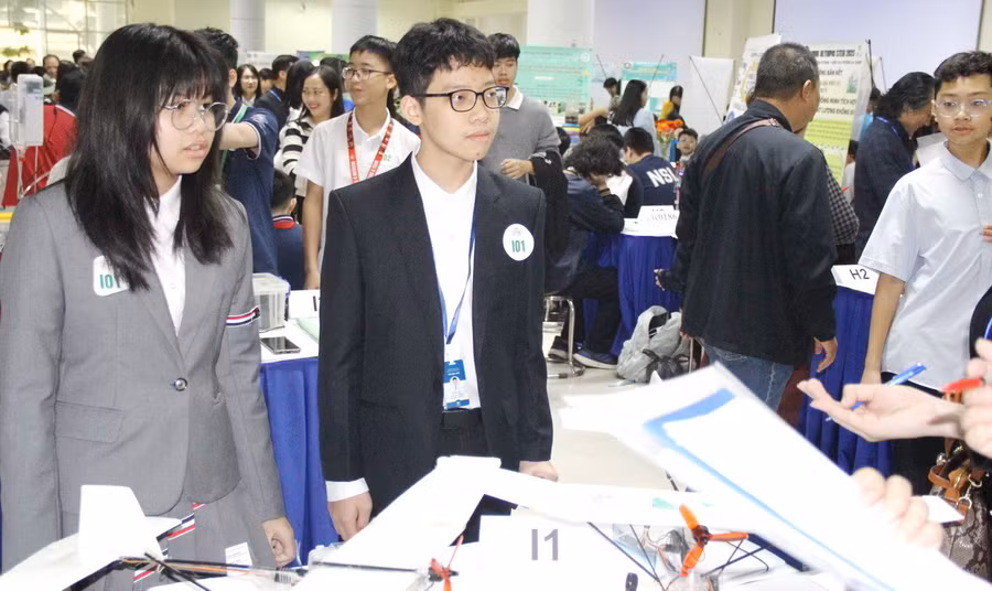 Nguyễn Minh Hạnh và Nguyễn Bình – học sinh lớp 7B1, Trường Vinschool Metropolis lắng nghe nhận xét của Ban giám khảo.