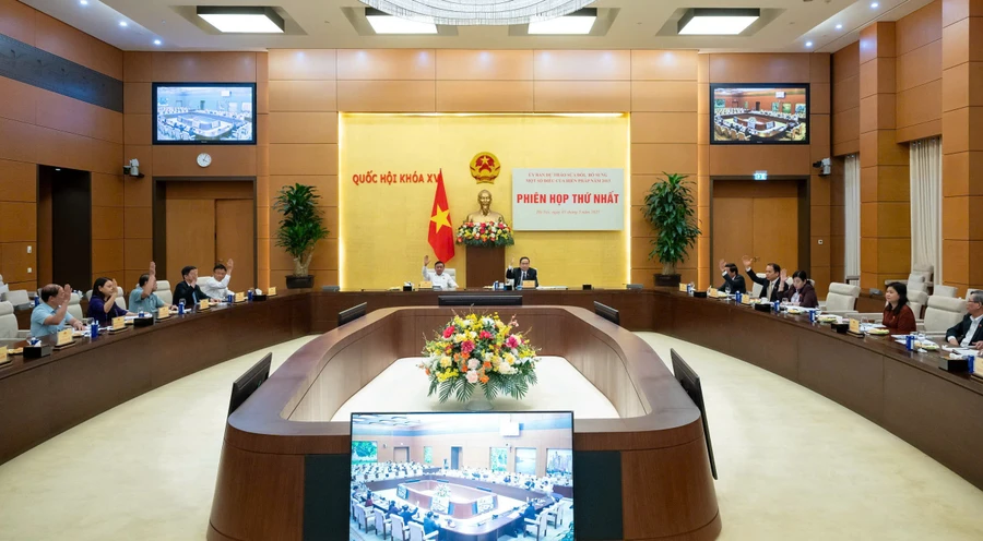 Các thành viên Ủy ban tham dự biểu quyết thông qua 6 văn bản thuộc thẩm quyền, trách nhiệm của Ủy ban dự thảo sửa đổi Hiến pháp.