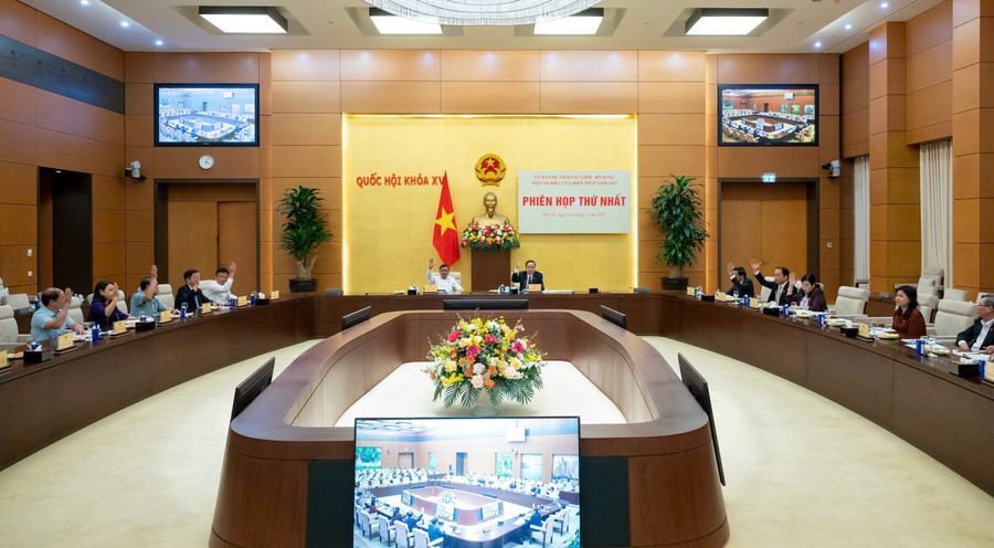Các thành viên Ủy ban tham dự biểu quyết thông qua 6 văn bản thuộc thẩm quyền, trách nhiệm của Ủy ban dự thảo sửa đổi Hiến pháp.