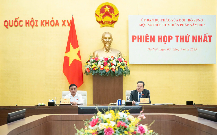 Chủ tịch Quốc hội Trần Thanh Mẫn, Chủ tịch Ủy ban dự thảo sửa đổi Hiến pháp chủ trì Phiên họp thứ nhất của Ủy ban - chiều 5/5. hienphapjpg1.jpg