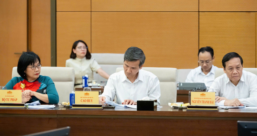 Các thành viên tham dự phiên họp. hienphapjpg3.jpg