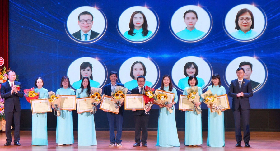 Nhiều cán bộ, giảng viên Khoa Kỹ thuật và Công nghệ, Trường ĐH Sư phạm Hà Nội được vinh danh, khen thưởng.