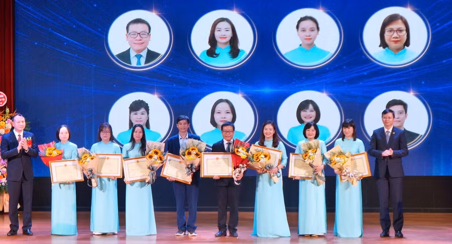 Nhiều cán bộ, giảng viên Khoa Kỹ thuật và Công nghệ, Trường ĐH Sư phạm Hà Nội được vinh danh, khen thưởng.