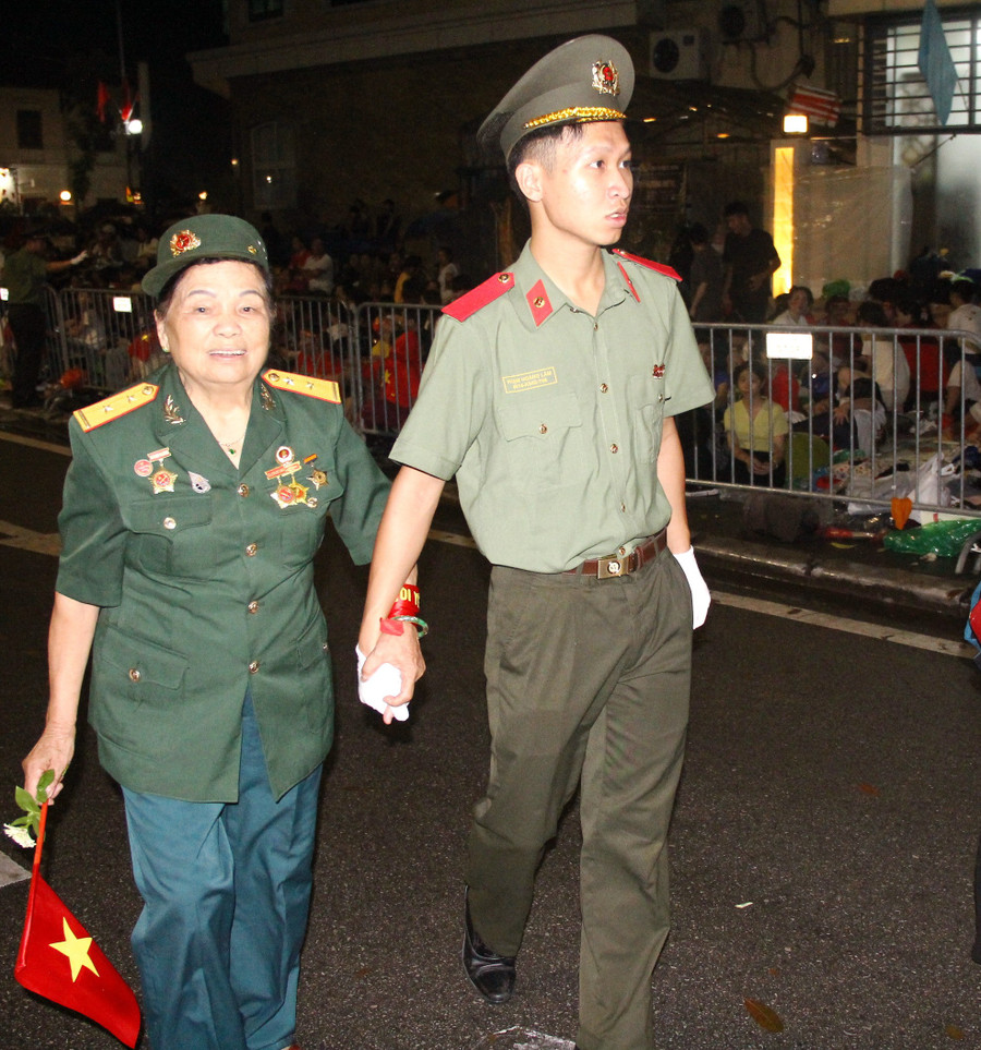 Bà Nguyễn Thị Thuyết thuộc diện ưu tiên nên được hỗ trợ, sắp xếp vị trí ngồi thuận lợi. img-3148.jpg