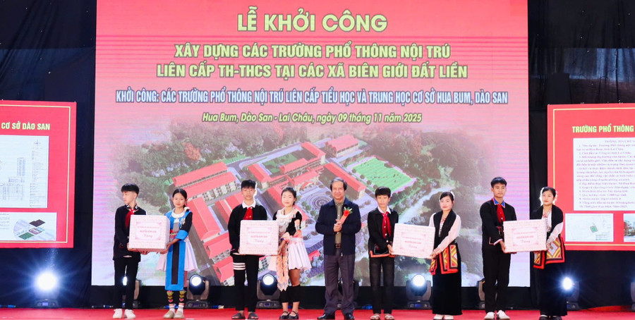 Bộ trưởng Bộ GD&ĐT Nguyễn Kim Sơn tặng quà cho học sinh Trường phổ thông nội trú liên cấp Hua Bum, xã Dào San, tỉnh Lai Châu - Ảnh: VGP.