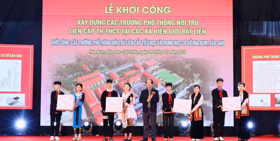 Bộ trưởng Bộ GD&ĐT Nguyễn Kim Sơn tặng quà cho học sinh Trường phổ thông nội trú liên cấp Hua Bum, xã Dào San, tỉnh Lai Châu - Ảnh: VGP.