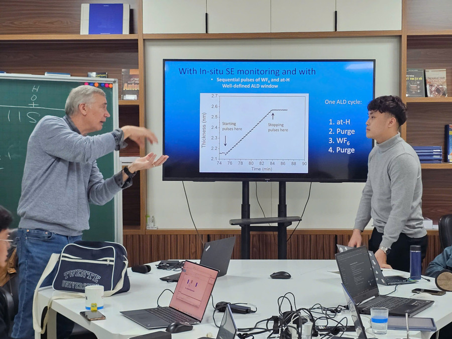Học viên chương trình V-STT nghe ông Tom Aarnink, Kỹ sư trưởng tại Phòng thí nghiệm Nano, ĐH Kỹ thuật Twente, Hà Lan - giảng về công nghệ Lắng đọng Đơn lớp Nguyên tử (ALD).