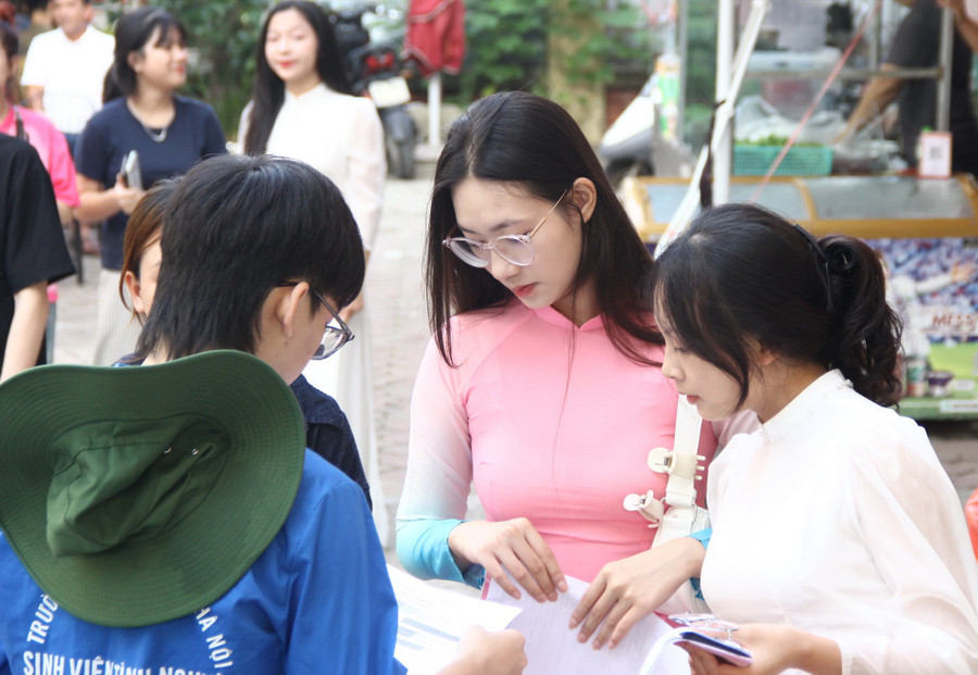 Nhiều thí sinh lựa chọn trang phục áo dài truyền thống để thi năng khiếu. img-1447.jpg