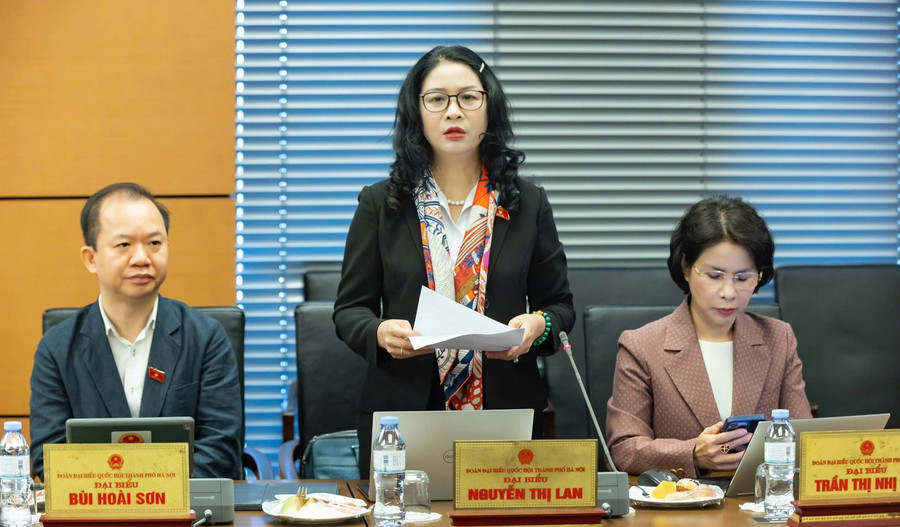 GS.TS Nguyễn Thị Lan (ĐBQH Đoàn TP Hà Nội), Giám đốc Học viện Nông nghiệp Việt Nam thảo luận tại tổ.