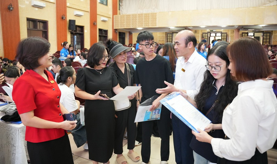 Lãnh đạo Trường ĐH Công đoàn đến thăm, động viên tân sinh viên và người nhà trong ngày nhập học. nhaphoc-10.jpg