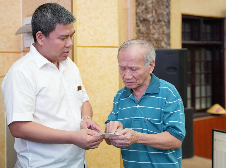 Hỗ trợ và hướng dẫn cẩn thận cho phụ huynh đưa con đi nhập học. nhaphoc-9.jpg