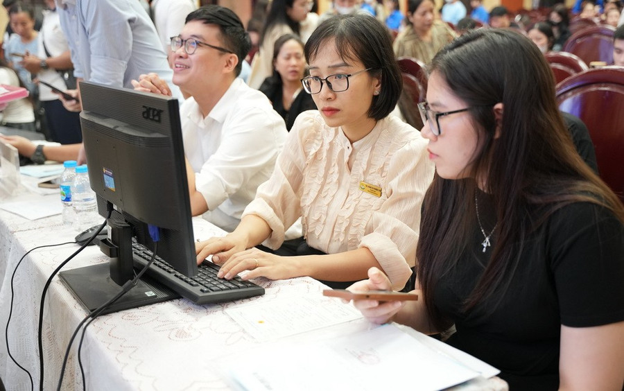 Cán bộ, giảng viên, sinh viên tình nguyện làm việc hết mình nhằm hỗ trợ tân sinh viên hoàn tất thủ tục nhập học. nhaphoc-1.jpg