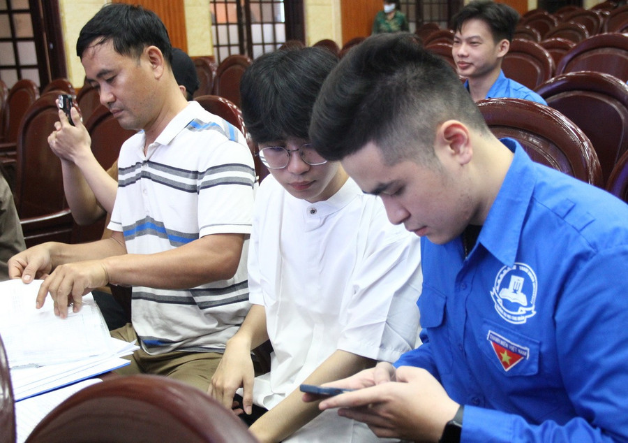 Sinh viên tình nguyện hỗ trợ tân sinh viên nhập học trực tuyến. nhaphoc-5.jpg