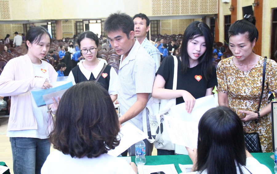 Thủ tục nhập học được tiến hành nhanh gọn, tạo điều kiện thuận lợi nhất cho tân sinh viên và người nhà. nhaphoc-8.jpg