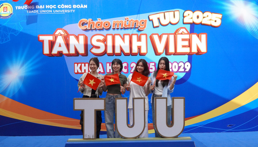 Tân sinh viên sau khi nhập học thành công.