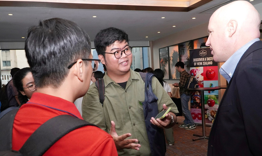 Nhà báo Bùi Ngọc Long phỏng vấn chuyên gia nước ngoài.