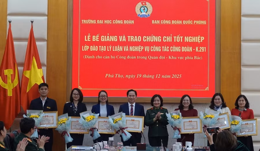Lãnh đạo hai đơn vị trao Giấy khen cho các cá nhân có đóng góp xuất sắc trong công tác phối hợp đào tạo.