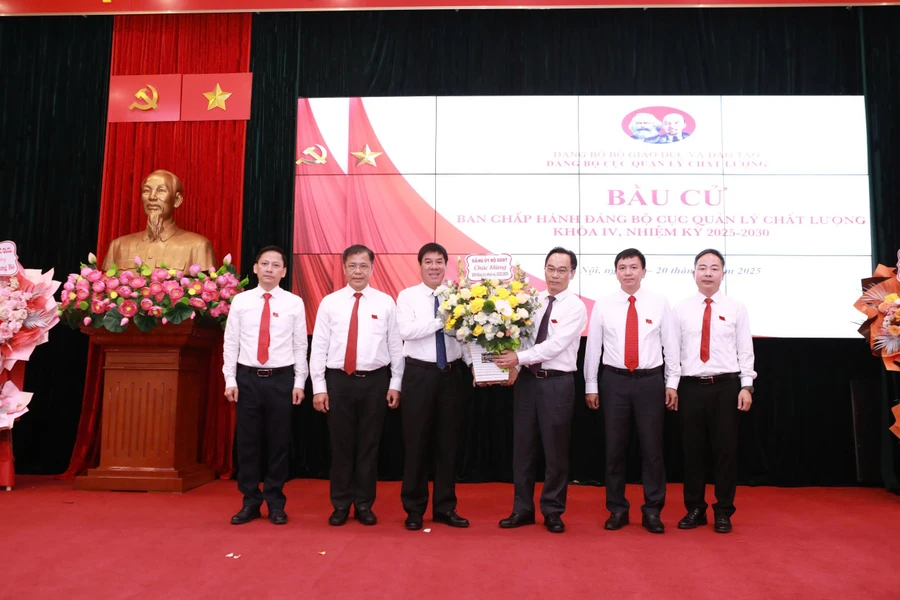 Thứ trưởng Bộ GD&ĐT Hoàng Minh Sơn chúc mừng Ban chấp hành Đảng bộ Cục Quản lý chất lượng khóa IV, nhiệm kỳ 2025- 2030.