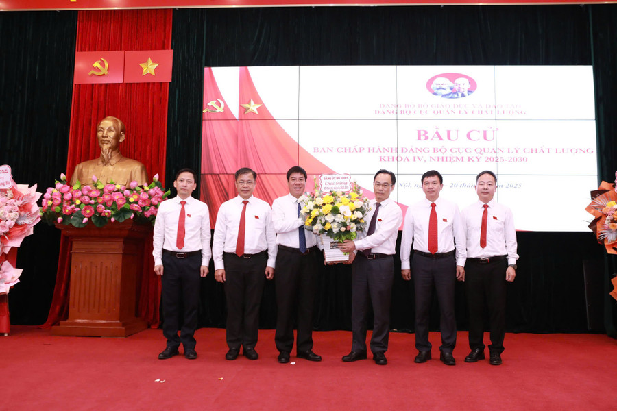 Thứ trưởng Bộ GD&ĐT Hoàng Minh Sơn chúc mừng Ban chấp hành Đảng bộ Cục Quản lý chất lượng khóa IV, nhiệm kỳ 2025- 2030. banchaphanh.jpg