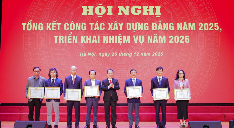 Đảng bộ Học viện Nông nghiệp Việt Nam được Đảng bộ TP Hà Nội tặng Bằng khen.