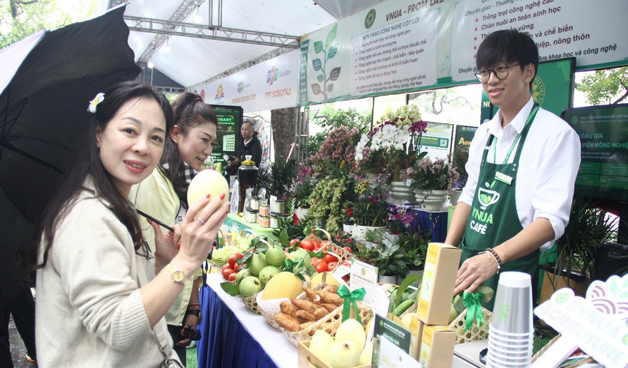 Du khách Trung Quốc thích thú với sản phẩm khoa học công nghệ của Học viện Nông nghiệp Việt Nam được trưng bày, giới thiệu tại Techfest 2025.