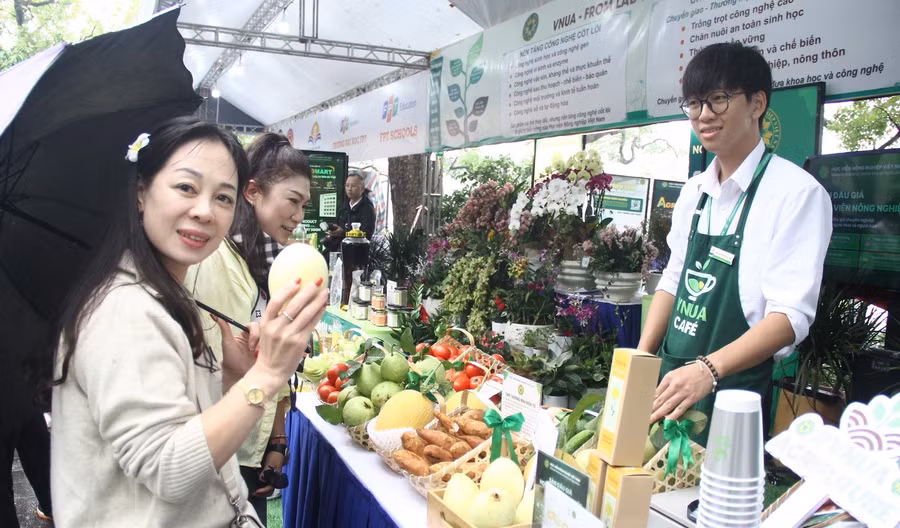 Du khách Trung Quốc thích thú với sản phẩm khoa học công nghệ của Học viện Nông nghiệp Việt Nam được trưng bày, giới thiệu tại Techfest 2025.