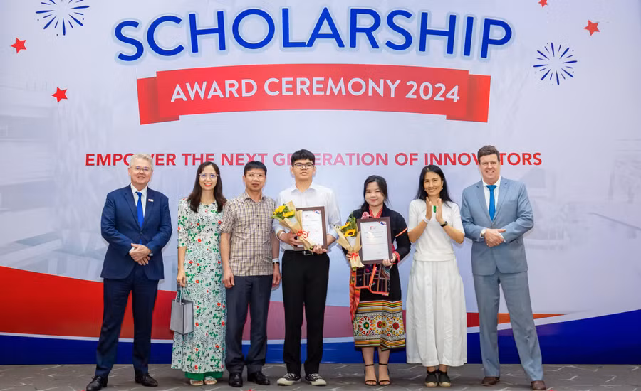 Nữ sinh dân tộc Khơ Mú Ốc Thị Quỳnh Anh xuất sắc giành học bổng ‘Trái tim sư tử’ 1 tỷ đồng.