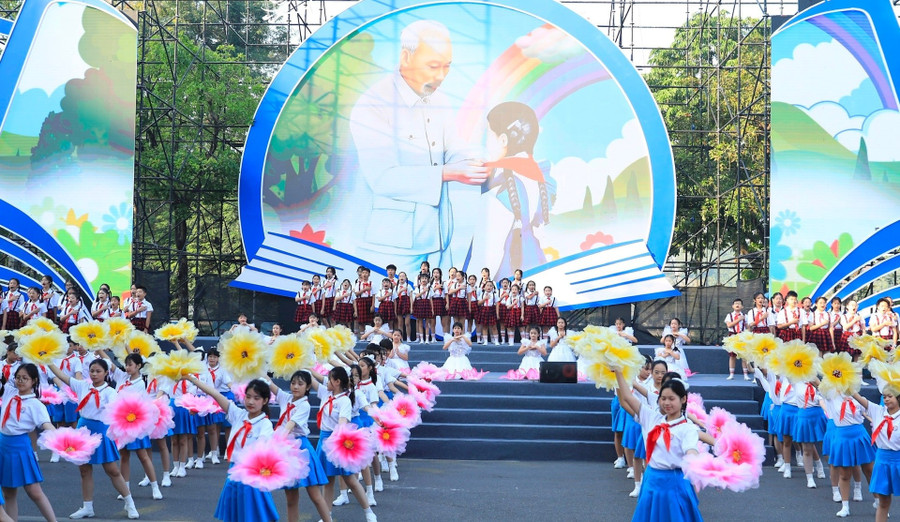 Học sinh Thủ đô có nhiều hoạt động ý nghĩa dịp kỷ niệm 80 năm Cách mạng Tháng Tám, Quốc khánh 2-9 và 80 năm thành lập Bộ Quốc gia Giáo dục. Ảnh: Quang Thái.