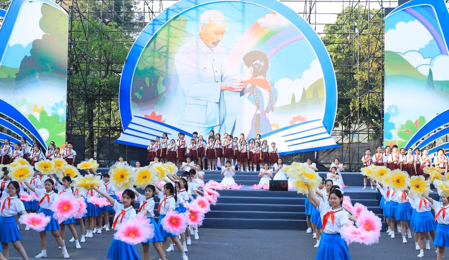 Học sinh Thủ đô có nhiều hoạt động ý nghĩa dịp kỷ niệm 80 năm Cách mạng Tháng Tám, Quốc khánh 2-9 và 80 năm thành lập Bộ Quốc gia Giáo dục. Ảnh: Quang Thái.