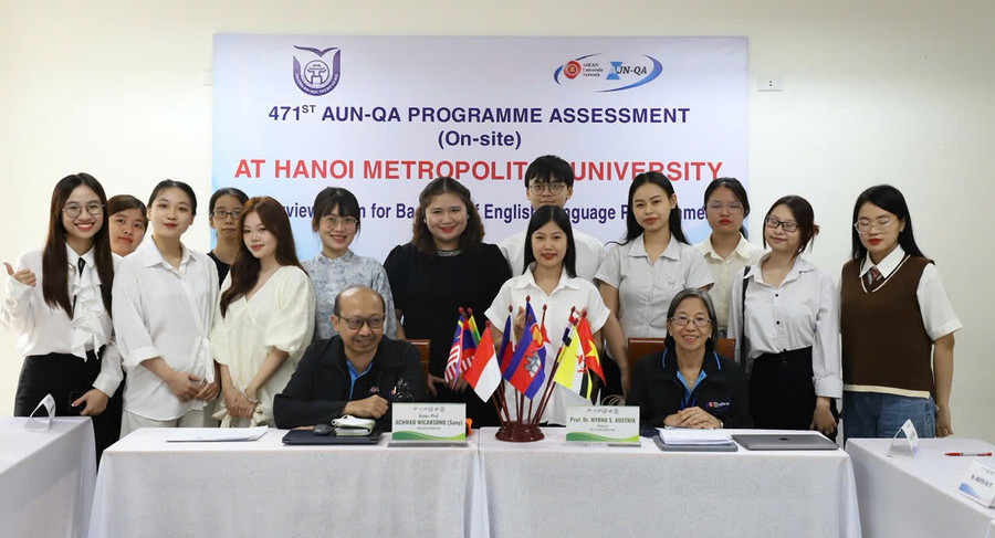 Đoàn chuyên gia của Mạng lưới các trường đại học Đông Nam Á (AUN) làm việc tại Trường ĐH Thủ đô Hà Nội.