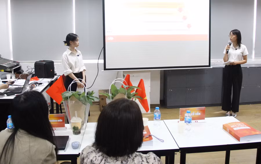 Sinh viên trình bày đề tài nghiên cứu khoa học tại hội thảo.