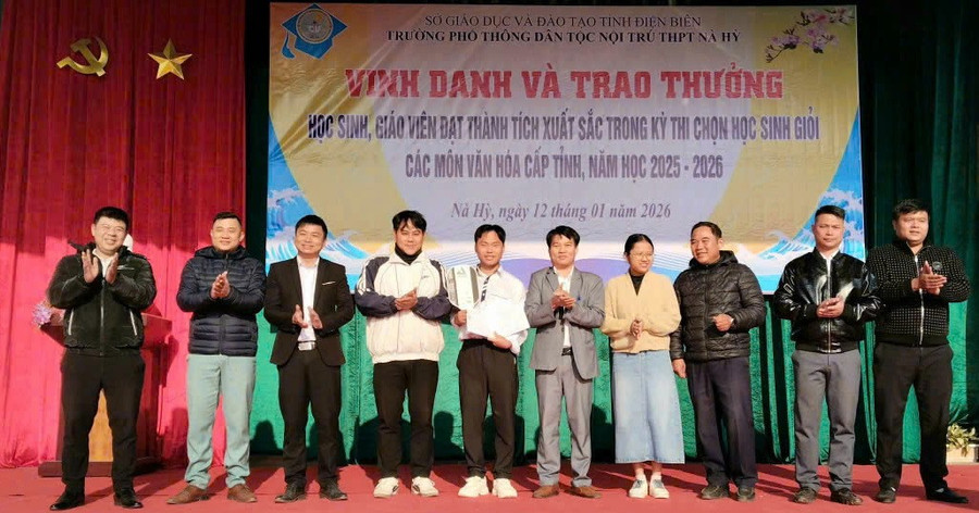 Các thầy, cô giáo và các mạnh thường quân trao tiền thưởng cho học sinh Thào Gia Sa Gia.