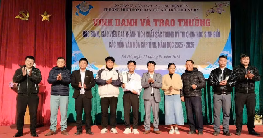 Các thầy, cô giáo và các mạnh thường quân trao tiền thưởng cho học sinh Thào Gia Sa Gia.