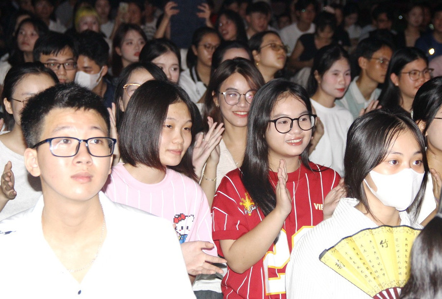 Tân sinh viên thích thú với các tiết mục văn hóa, văn nghệ. img-4145.jpg