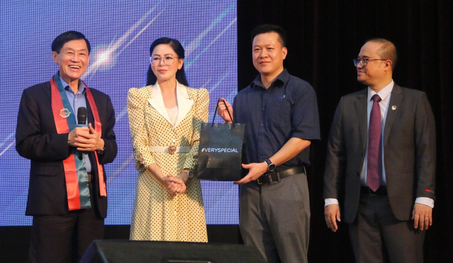 Tỷ phú Johnathan Hạnh Nguyễn mang đến một món quà đặc biệt - bên trong là 1 tỷ đồng - tặng Trường ĐH Kinh tế (ĐH Quốc gia Hà Nội) để hỗ trợ cho sinh viên có hoàn cảnh khó khăn. kinhte.jpg