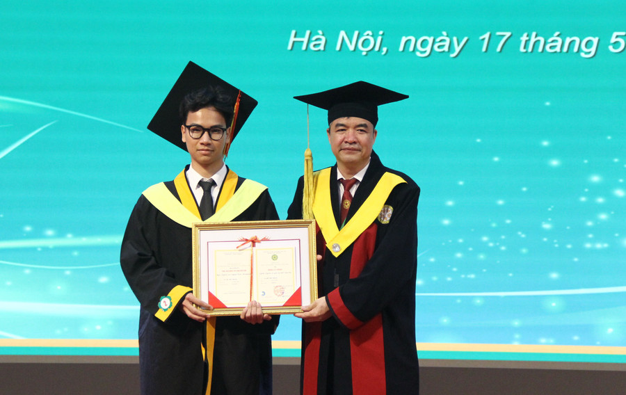 GS.TS.NGƯT Phạm Văn Cường – Phó Bí thư Đảng uỷ, Phó Giám đốc Học viện trao bằng tốt nghiệp và giấy khen cho sinh viên tốt nghiệp loại giỏi/xuất sắc. img-9940.jpg