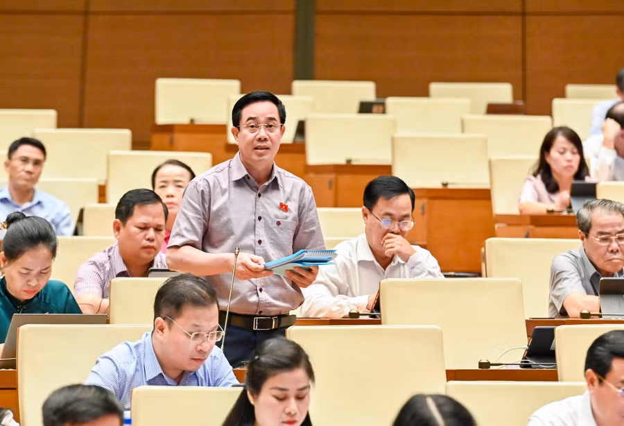 Đại biểu Quốc hội Nguyễn Văn Huy (Đoàn Thái Bình) góp ý tại hội trường - sáng 6/5.