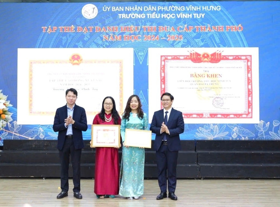 Ông Thái Văn Tài - Vụ trưởng Vụ Giáo dục phổ thông (Bộ GD&ĐT) trao Bằng khen tập thể Lao động xuất sắc cấp thành phố năm học 2024 - 2025.