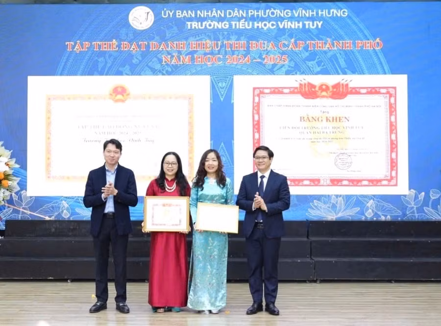 Ông Thái Văn Tài - Vụ trưởng Vụ Giáo dục phổ thông (Bộ GD&ĐT) trao Bằng khen tập thể Lao động xuất sắc cấp thành phố năm học 2024 - 2025.